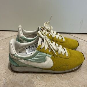 Vintage style Nike tennis shoes